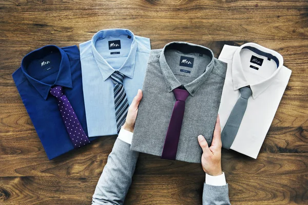 Empresario Seleccionando Camisa Para Usar —  Fotos de Stock