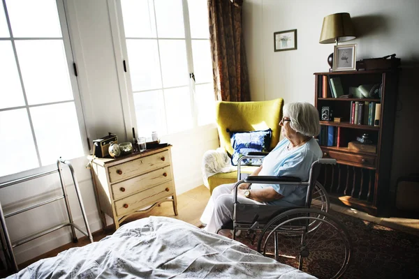 Старшая Женщина Сидит Инвалидном Кресле Одна — стоковое фото