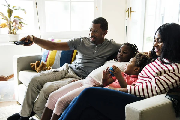 Familia Africana Mirando Televisión Sala Estar —  Fotos de Stock