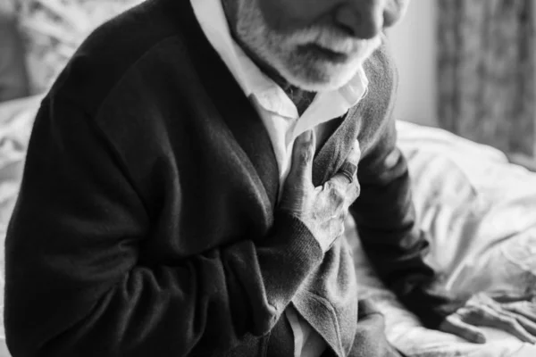 Älterer Indischer Mann Mit Herzproblemen Schwarz Und Weiß — Stockfoto