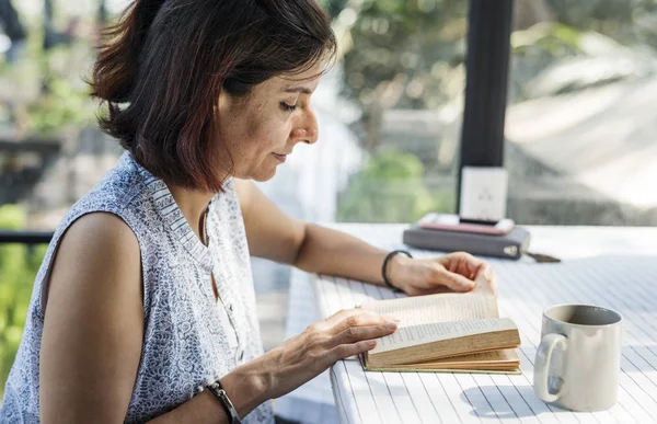 Donna Che Legge Libro Caffè All Aperto — Foto Stock