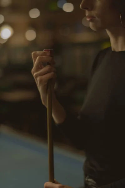 Mujer Preparando Billar Cue Para Juego — Foto de Stock