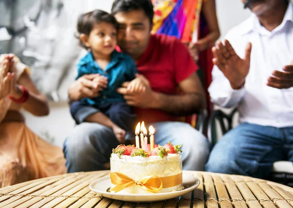 Famiglia Indiana Che Celebra Una Festa Compleanno — Foto Stock