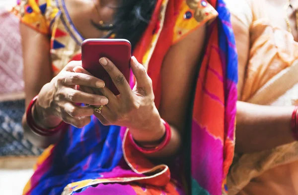 Mujer India Usando Teléfono Móvil —  Fotos de Stock