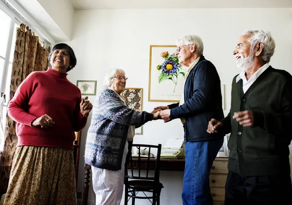 Старшие Друзья Танцуют Вместе Дома — стоковое фото