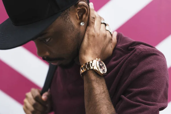 Primer Plano Hombre Africano Moda Tapa Con Reloj Oro Anillos — Foto de Stock