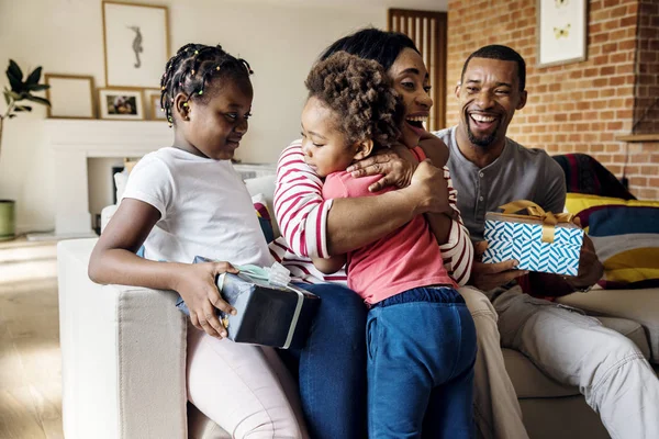 Mamma Papà Regali Sorprendenti Bambini — Foto Stock