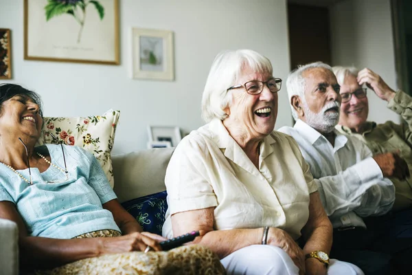 Старшие Люди Смотрят Телевизор Вместе — стоковое фото