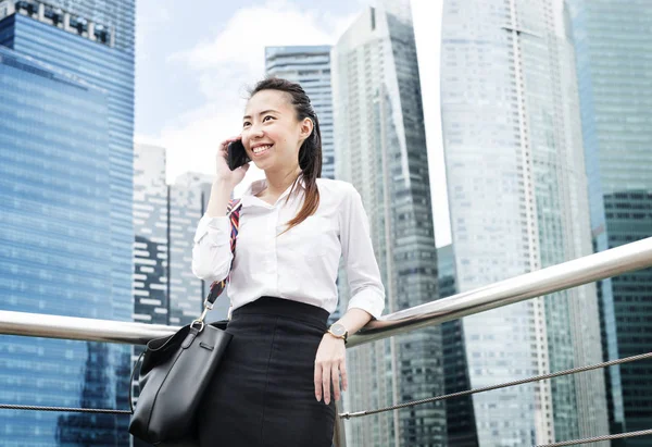 Asiatische Geschäftsfrau Lächelt Und Steht Geländer Von Wolkenkratzern — Stockfoto