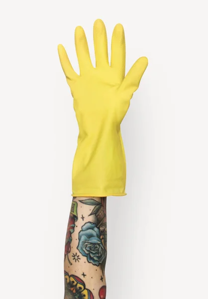Человеческая Рука Татуировками Белом Фоне Желтой Резиновой Перчаткой — стоковое фото