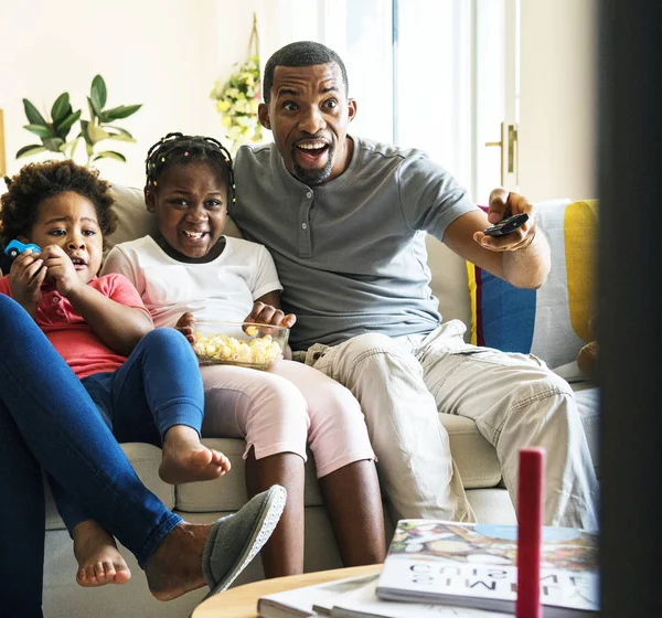 Famille Africaine Regardant Télévision Assis Sur Canapé Dans Salon — Photo