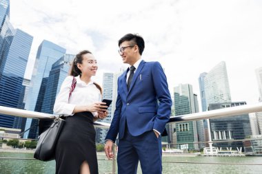 Asya iş adamları ile hareket eden telefon Nehri yakınında