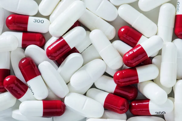 Closeup Painkiller Červených Bílých Pilulek — Stock fotografie