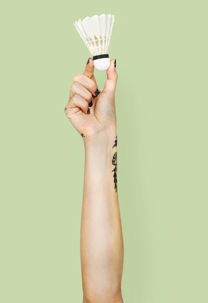 Mão Humana Com Tatuagens Contra Fundo Verde Segurando Shuttlecock — Fotografia de Stock
