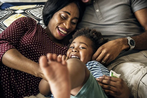 Lycklig Afrikanska Familj Leende Säng — Stockfoto