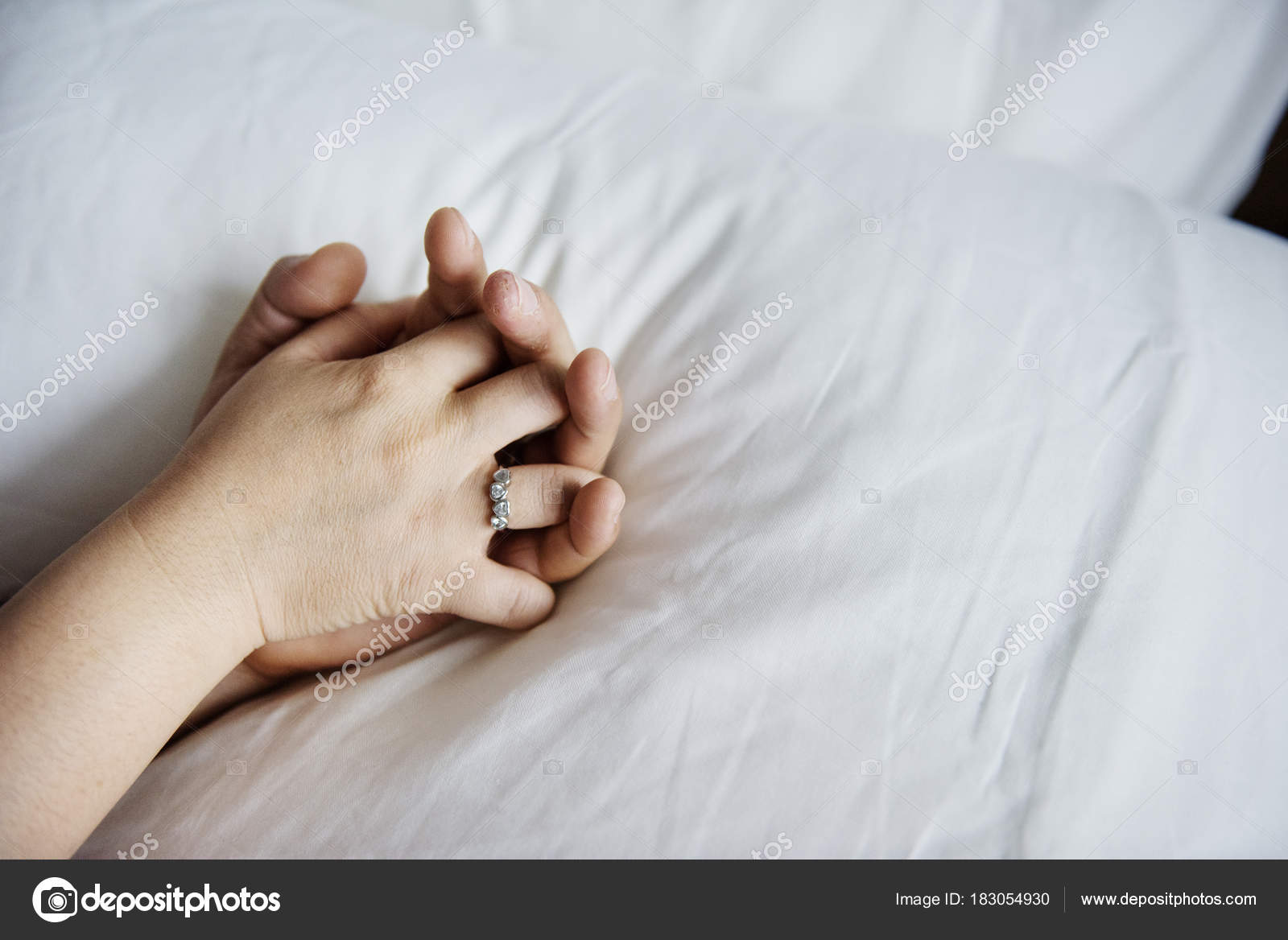 переплетенные пальцы. держишь руку бывшей во сне. держишь руку бывшей во сне. нежные женские руки. держишь руку бывшей во сне.