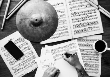 Müzik notaları, siyah-beyaz çalışma adam Üstten Görünüm