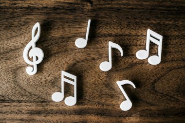 ahşap artalanları üzerine beyaz müzik notlar