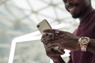 Afrika adam cep telefonu, odak yandan altın saat ve yüzük ile kullanma