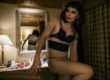 Bir otelde bir kadın olarak Rus erkek travesti giyiyor 