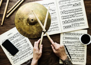 Müzik notaları ile çalışan erkeğin üzerinde Üstten Görünüm