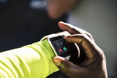 Smartwatch bir bilek üzerinde closeup