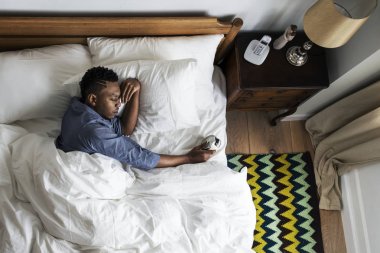 Adam tarafından bir çalar saat sabah uyanma