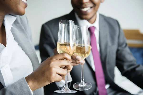 Afrikaanse Paar Vieren Met Een Fles Champagne — Stockfoto