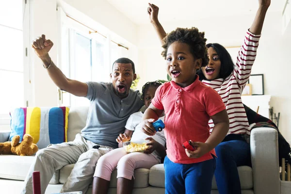 Familia Africana Mirando Televisión Sala Estar —  Fotos de Stock