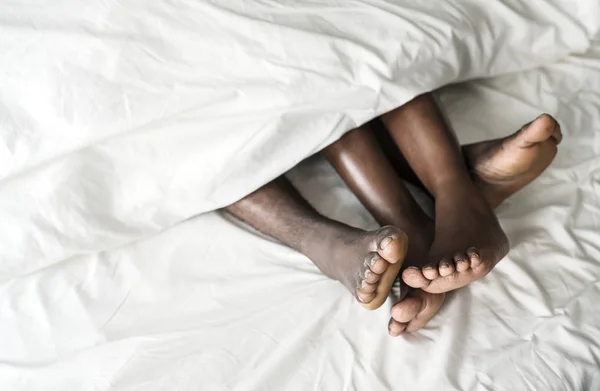 Чёрная Пара Спит Вместе Ноги Одеялом — стоковое фото