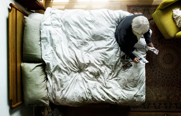 Ancianos Caucásicos Sentados Cama Mirando Fotos — Foto de Stock