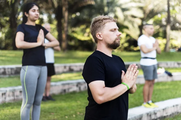 Mensen Doen Yoga Het Park — Stockfoto