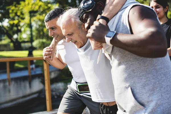 Hombres Que Asisten Anciano —  Fotos de Stock