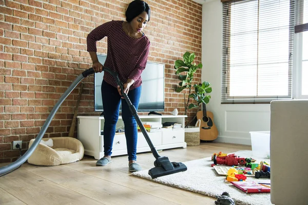 Africano Mulher Aspirando Chão Sala Estar — Fotografia de Stock