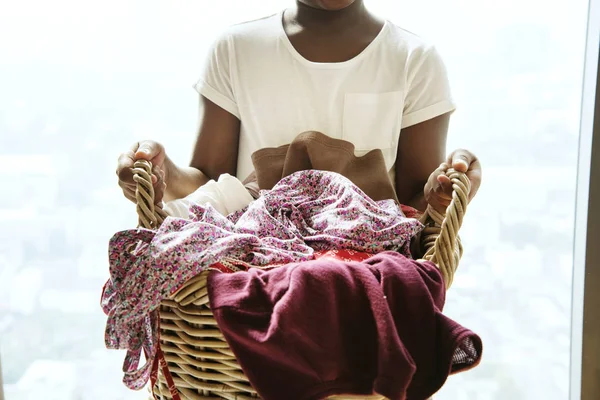 Afrikalı Kız Holding Çamaşır Sepeti — Stok fotoğraf