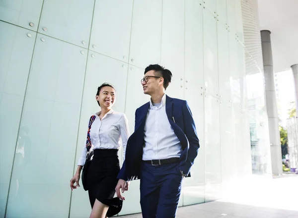 Asiático Pessoas Negócios Discutindo Enquanto Caminhava — Fotografia de Stock