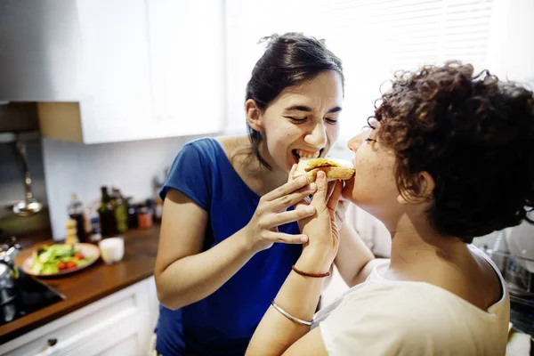 Lesbisches Paar Kocht Gemeinsam Der Küche — Stockfoto