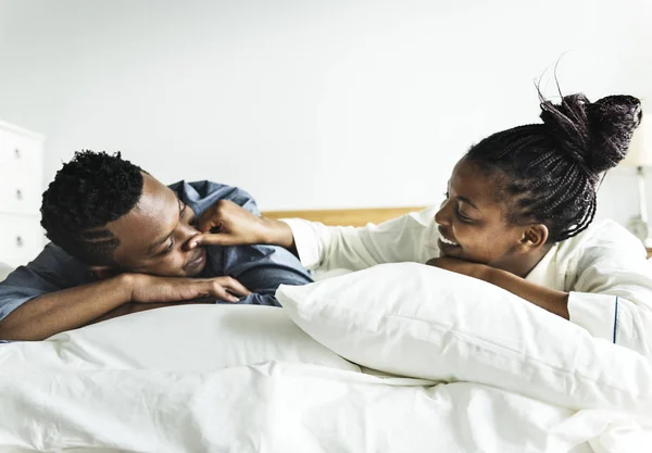 Afriacn Pareja Acostada Cama Juntos — Foto de Stock