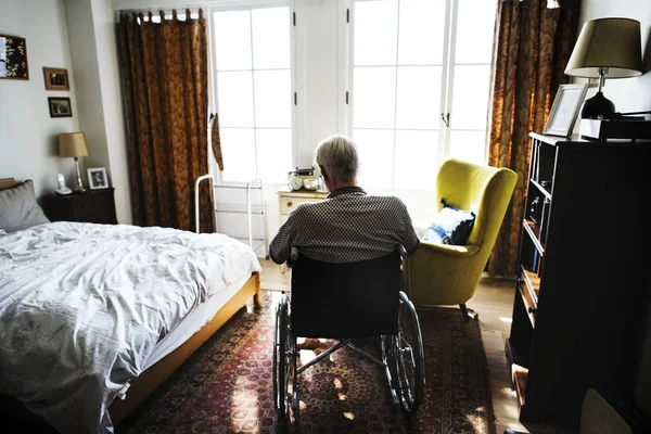 Hombre Mayor Sentado Solo Silla Ruedas — Foto de Stock