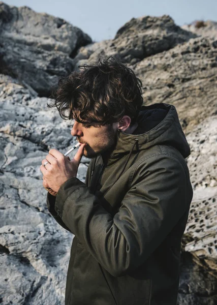 Homem Caucasiano Fumando Entre Pedras — Fotografia de Stock