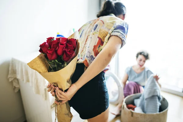 Pasangan Lesbian Seorang Gadis Mengejutkan Yang Lain Dengan Buket — Stok Foto