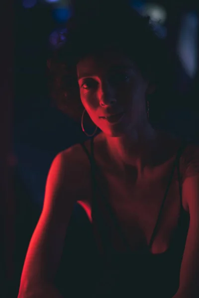 Retrato Uma Mulher Bar Escuro Com Luz Vermelha — Fotografia de Stock
