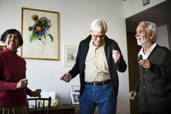 Personas Mayores Bailando Juntas Una Sala Estar — Foto de Stock