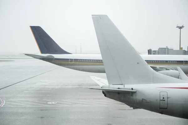 Aviões Aeronaves Pousaram Aeroporto Asas Avião — Fotografia de Stock