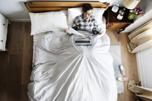 Mujer Caucásica Trabajando Cama — Foto de Stock