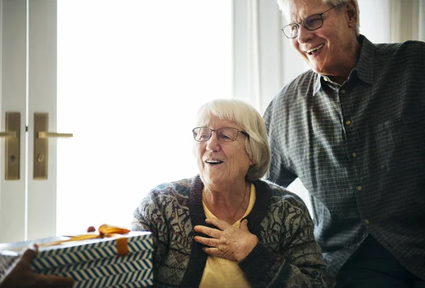 Cheerful Senior Couple Receiving Gift Box — Stock Photo, Image