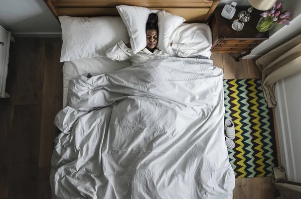 Mujer Africana Cama Insomnio Ruido —  Fotos de Stock