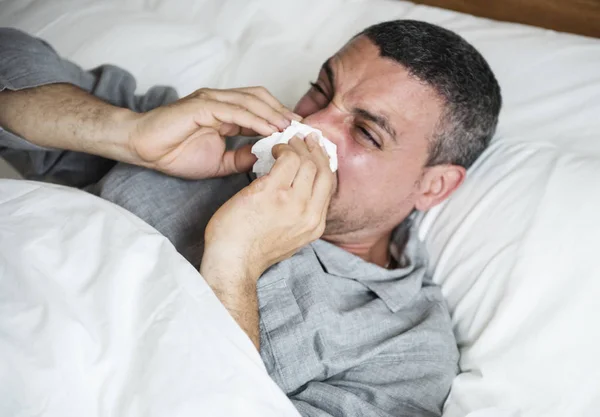 Zieke Man Het Bed Blazen Neus — Stockfoto