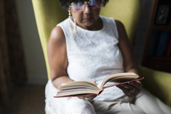 Mulher Sênior Leitura Livro Quarto — Fotografia de Stock