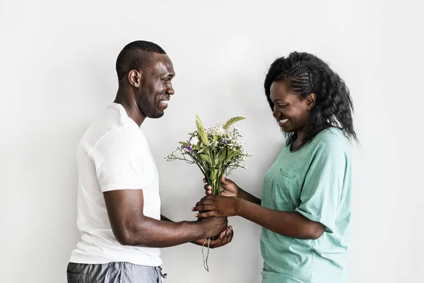 Vrouw Ontvangt Van Haar Man Een Boeket Bloemen — Stockfoto